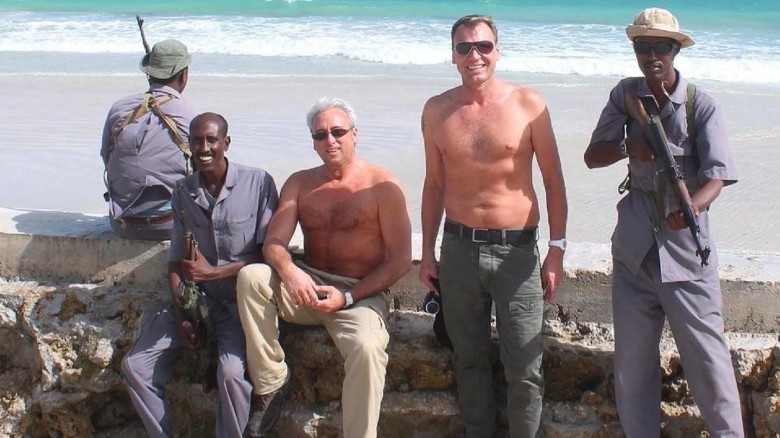 Barbatul care isi face vacantele in zone macinate de razboi. Motivul pentru care isi pune viata in pericol de fiecare data