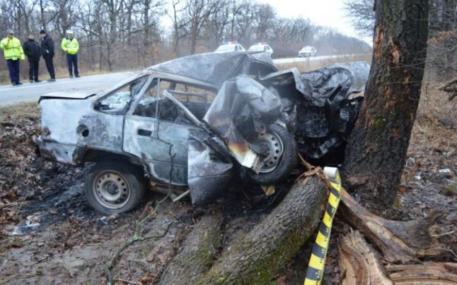 Un tanar din Craiova s-ar fi sinucis dupa o cearta cu tatal sau. Ce mesaj i-a trimis inainte sa intre cu masina intr-un pom