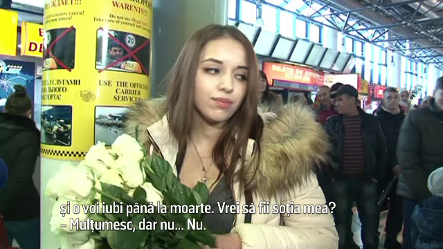 Un moldovean si-a cerut iubita de sotie pe aeroport, dar raspunsul ei a picat ca un fulger. Cum arata barbatul: VIDEO