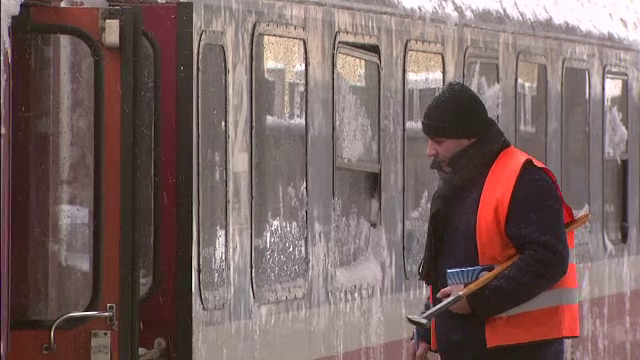 Calatorii inghetati bocna in gari au aplaudat intarzierea de peste 3 ore a trenului. Socul trait de doua studente coreene