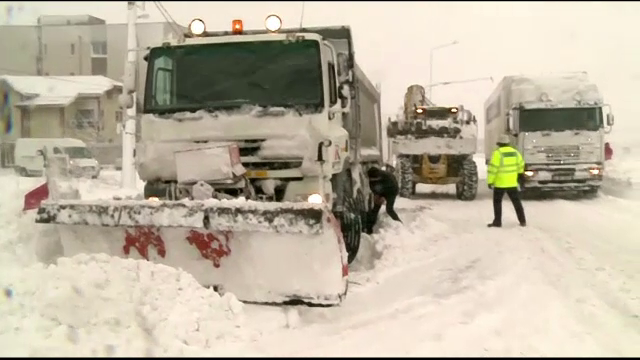 Echipele de deszapezire intampina greutati in judetul Constanta. Zapda s-a transformat in pereti de gheata pe sosele