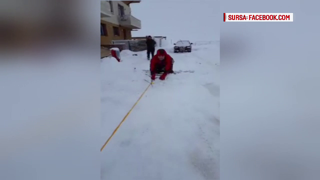 Metoda inedita prin care cativa tineri s-au distrat si au deszapezit in acelasi timp. Clipul s-a viralizat pe Facebook