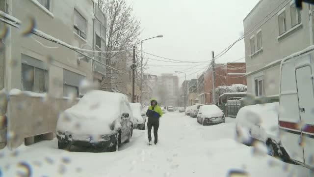 Amenzi si nervi in urma nametilor care au sufocat Capitala. Afacerea care a explodat pe internet dupa 24 de ore de ninsori