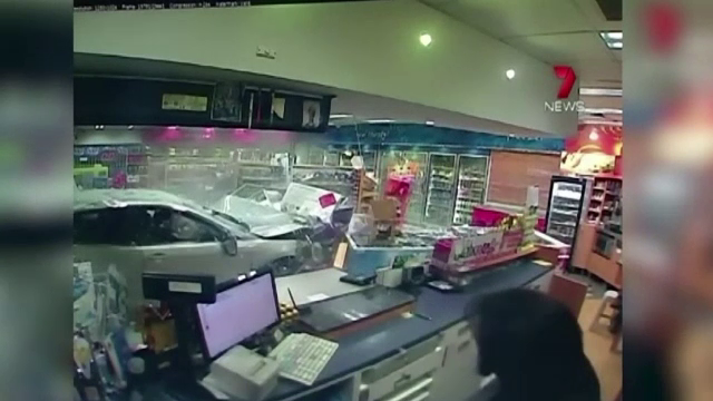 Accident ca in filme intr-o benzinarie din Australia. Momentul in care o masina pierde controlul si intra cu totul in magazin