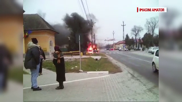 Clipe de cosmar pentru un sofer roman, dupa ce masina i-a luat foc in mers. Ce s-a intamplat cateva momente mai tarziu