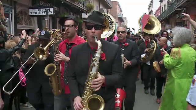 Omagiu impresionant in New Orleans in memoria lui David Bowie. Mii de oameni au defilat deghizati in costumatiile artistului