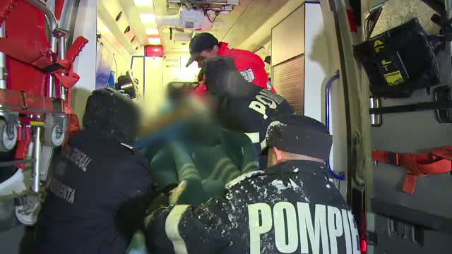 Misiune imposibila pentru ambulante din cauza drumurilor blocate. O gravida a nascut la dispensar, iar bebelusul a murit