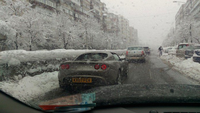 Aroganta in traficul din Ploiesti. Un sofer s-a plimbat cu masina decapotata, la -2 grade, pe ninsoare. FOTO
