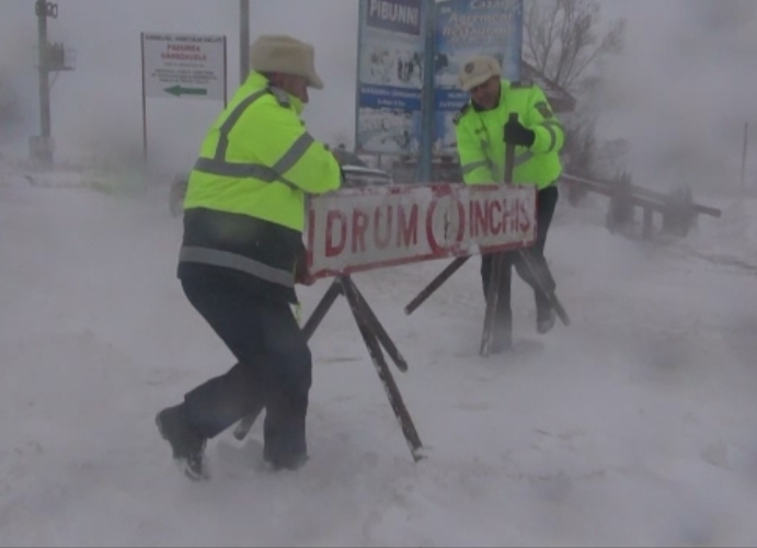 Pericol de avalanșă și drumuri închise. Ce județ este vizat