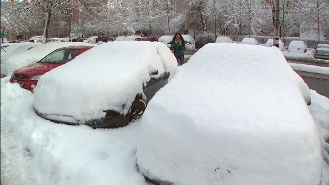 Trafic de cosmar dupa ninsorile abundente: masinile de deszapezire au ramas impotmolite. Fenomen neobisnuit in Brasov. VIDEO