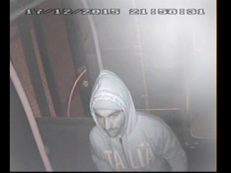 Politia il cauta pe tanarul din imagine. Ce le-a facut barbatul mai multor femei in autobuzele din Capitala