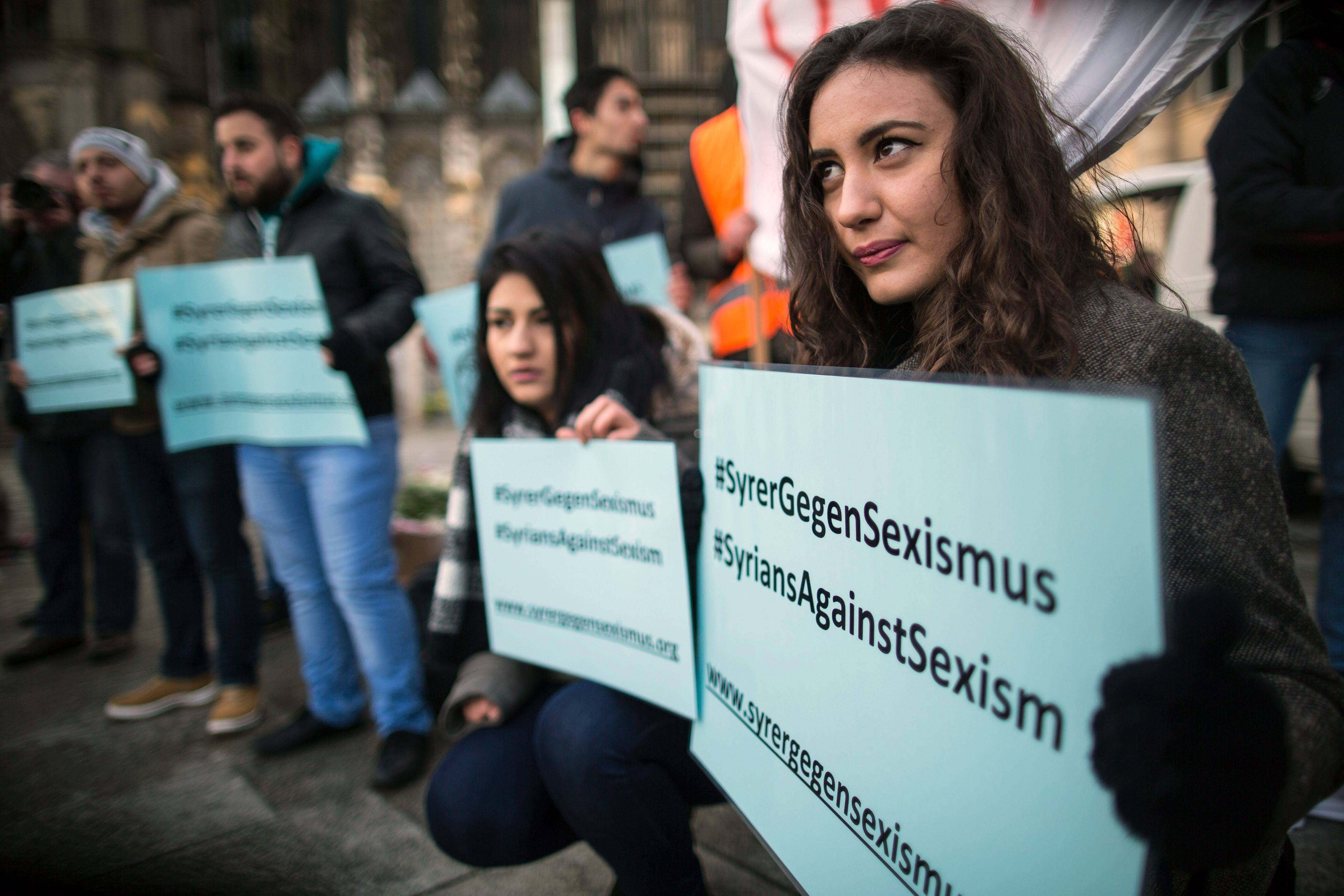 Amnesty International: Femeile refugiate sunt tinte ale hartuirii sexuale in timpul exodului lor