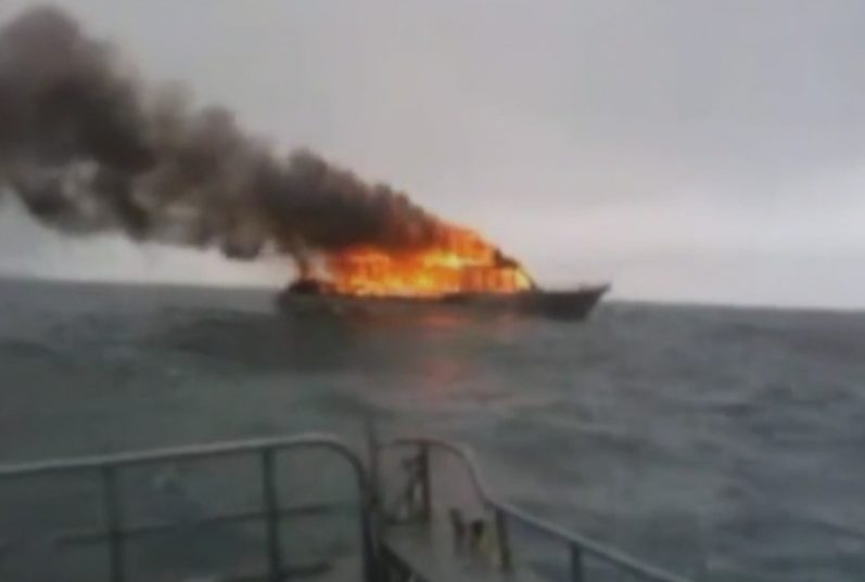 O ambarcatiune de lux, plina cu turisti, a luat foc in Noua Zeelanda. Oamenii au sarit in apa pentru a se salva