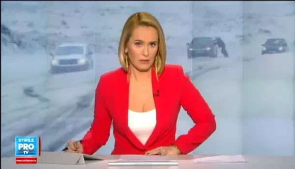 Circulatia este inchisa pe 13 drumuri nationale. Imagini din trenul care a inghetat complet