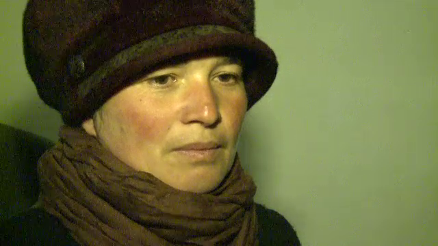 Povestile triste ale oamenilor care dorm pe strada la -10 grade. Cum au ajuns pe drumuri o femeie de 35 de ani si mama ei