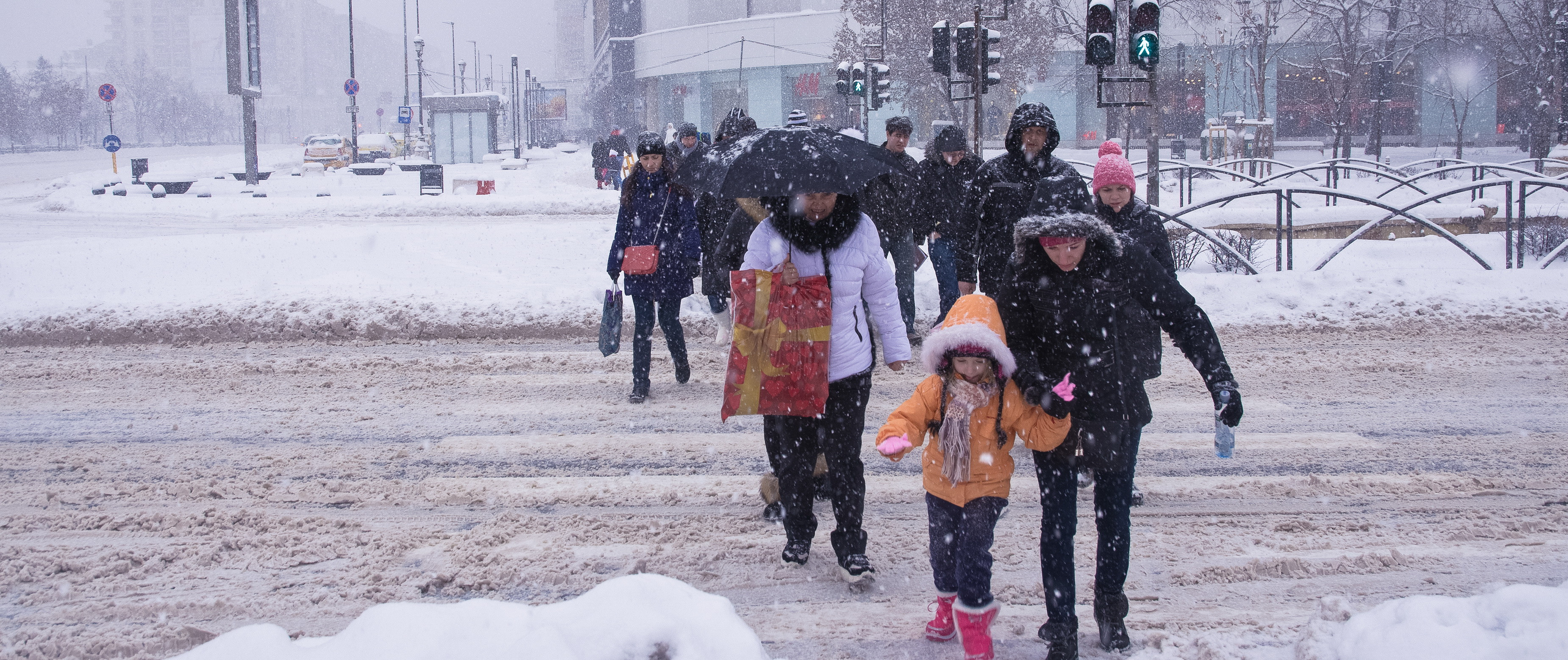 Trei persoane, gasite moarte din cauza gerului. MAI anunta ca pana in prezent au fost salvati 1.200 de oameni