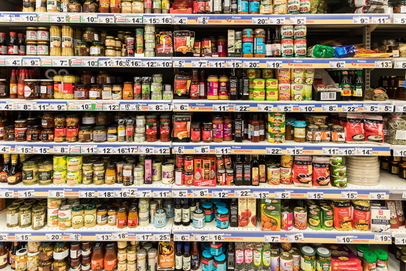 Alimentele romanesti s-ar putea scumpi cu aproape o treime. Producatorii dau vina pe noua lege a ambalajelor