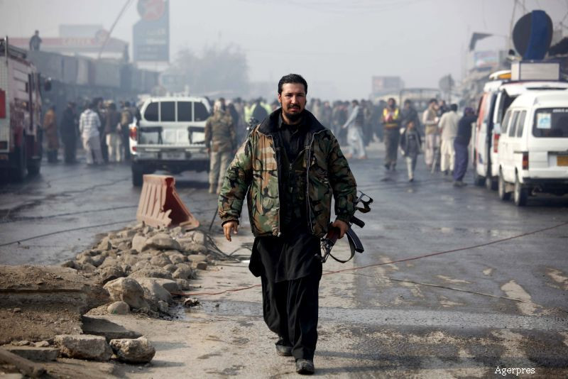 Atac sinucigas in Pakistan, cu cel putin 10 morti si 20 de raniti. Autorul a intrat cu motocicleta intr-o masina de politie