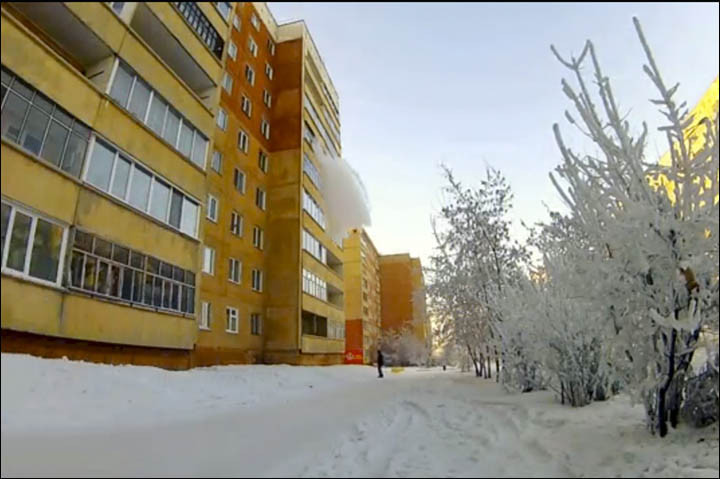 Experiment rusesc. Ce se intampla cand ii torni unui om apa fiarta in cap la minus 36 de grade. VIDEO