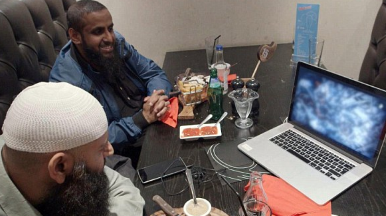 "E calitate HD, frate". Doi jihadisti filmati urmarind decapitari ale Statului Islamic intr-un restaurant din Londra