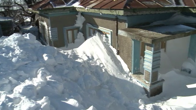 Viata in satele pe care ninsorile si viscolul le-au izolat de restul tarii. "Nu am putut iesi de sambata, eram gata sa mor"