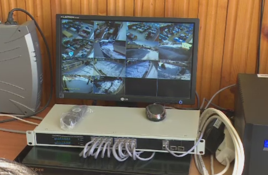 Au costat o multime de bani, insa multe dintre ele NU mai functioneaza. De ce deconecteaza profesorii camerele din scoli