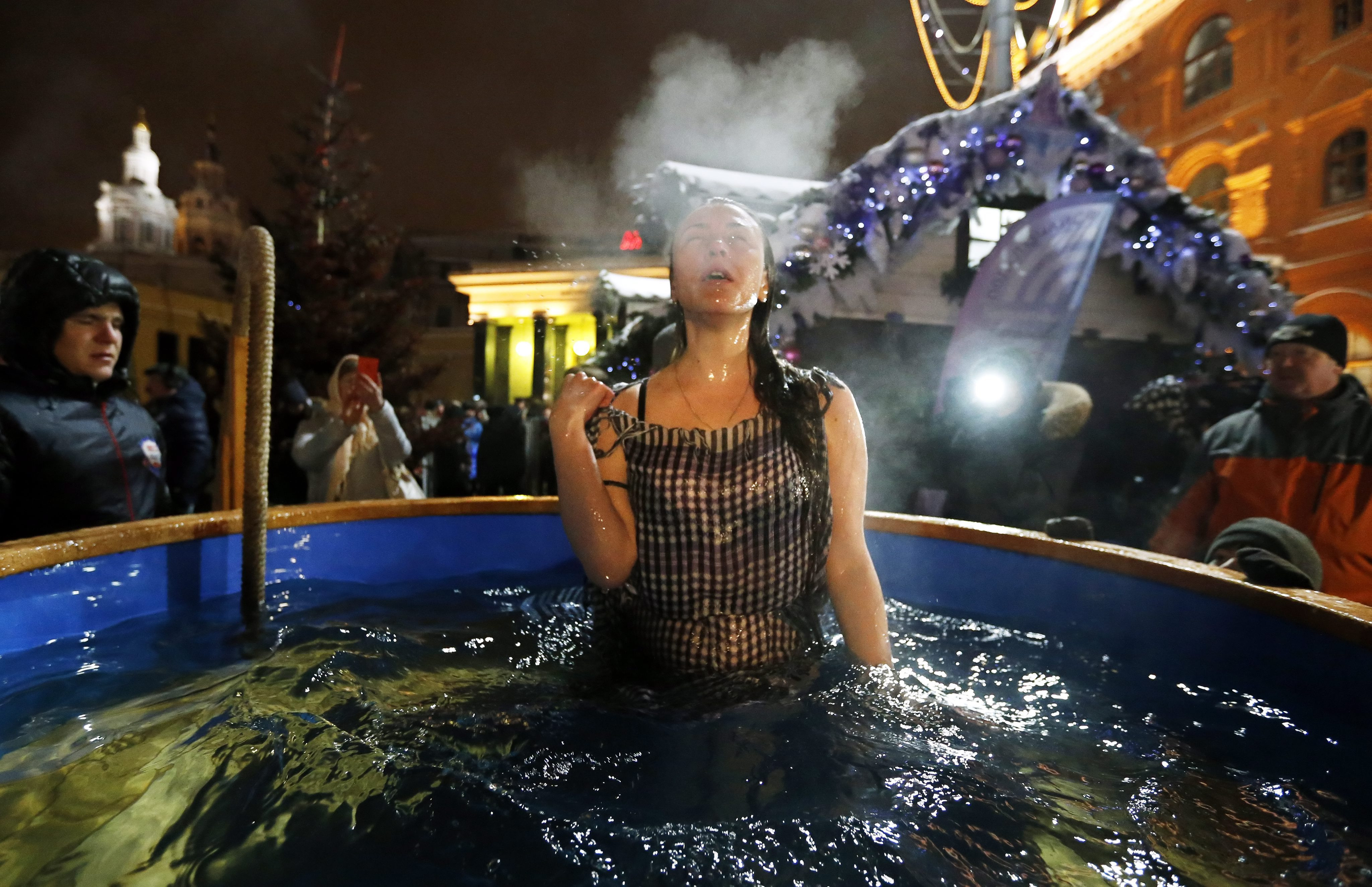 Rusii au sarbatorit Boboteaza pe rit vechi. Sute de persoane s-au scaldat la temperaturi sub zero grade