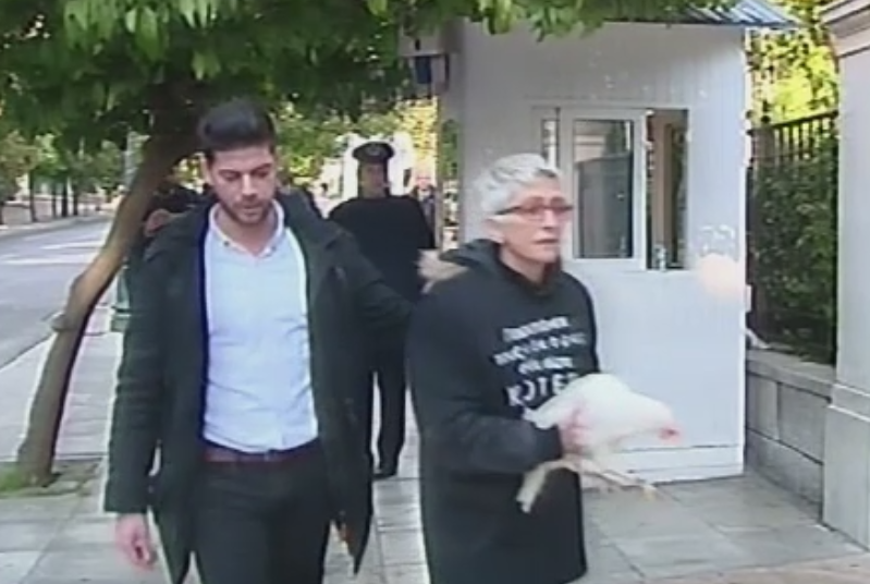 "Te dai cocos, dar nu esti decat o gaina". Protestul neobisnuit al unei femei nemultumite de politicile premierului grec