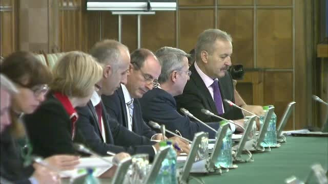 Solutia guvernului Ciolos pentru ca profesorii sa nu mai castige cat un portar la minister