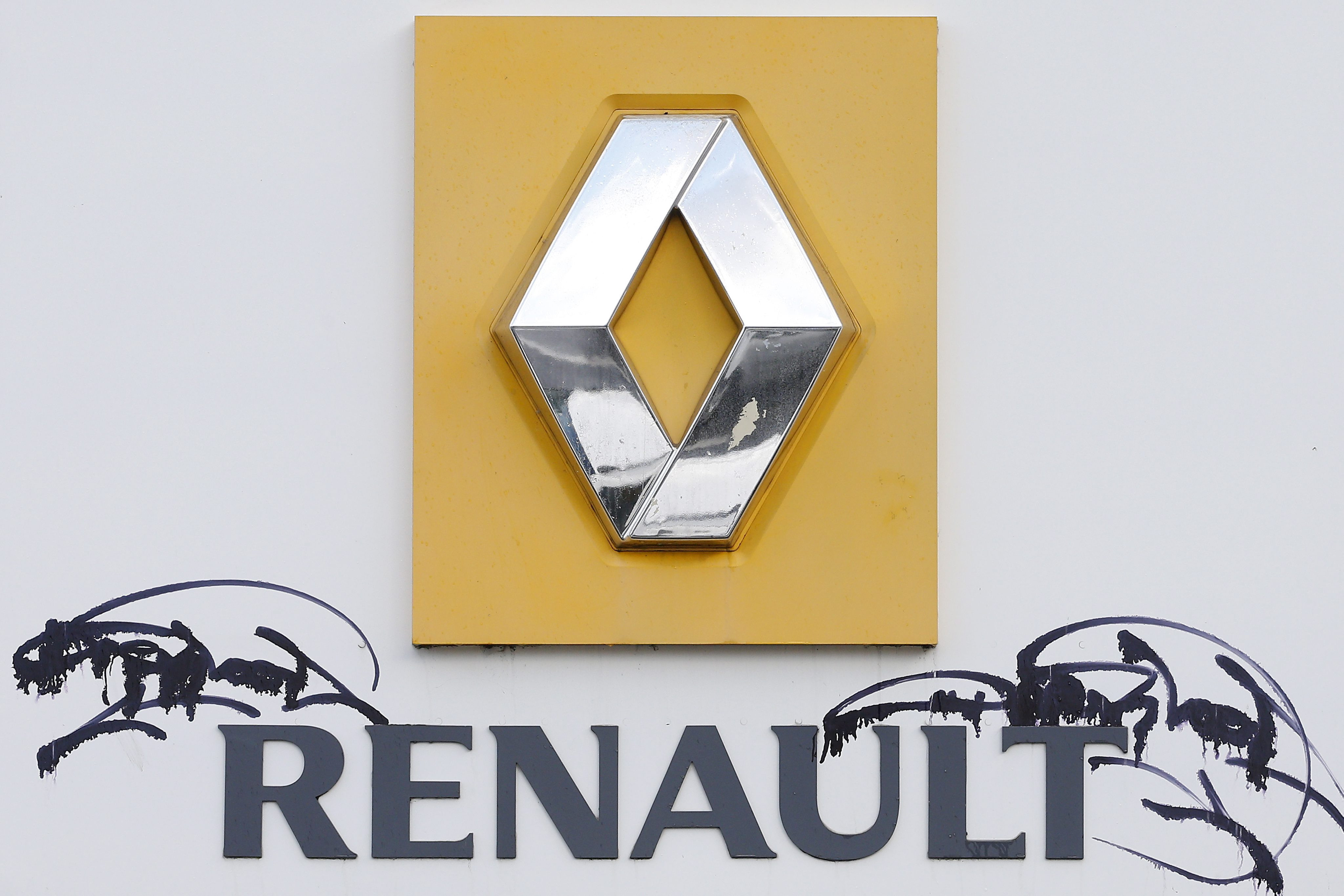 Renault confirma ca recheama 15.000 de masini, dar dezminte ca 700.000 de vehicule sunt vizate de o actualizare de soft