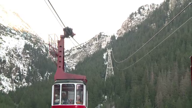 Doua elicoptere au fost trimise dupa cei 68 de turisti blocati la 2000m altitudine. Cum a decurs operatiunea de salvare