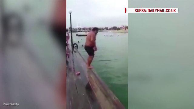 A sarit de pe un pod in apa, in timp ce tinea in mana un balon de rugby. Urmarea a creat isterie online