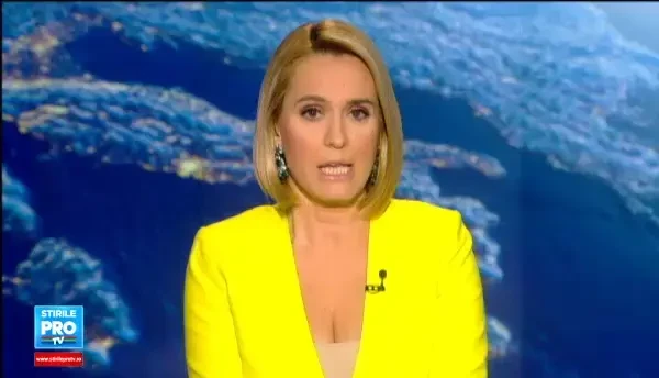 Te dai cocos, dar nu esti decat o gaina. Protestul neobisnuit al unei femei nemultumite de politicile premierului grec