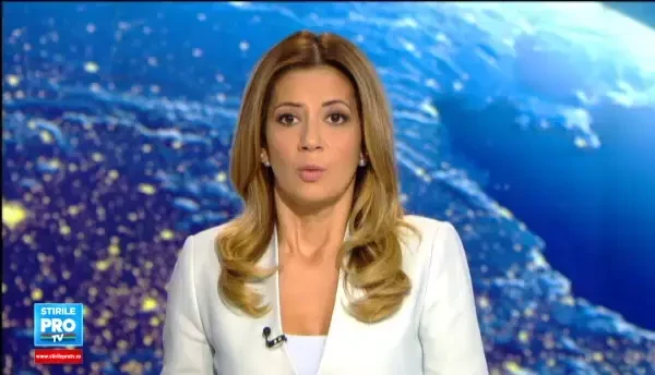 A sarit de pe un pod in apa, in timp ce tinea in mana un balon de rugby. Urmarea a creat isterie online