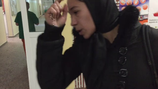 N-are nicio limita cand vine vorba de a face bani din cersit. Povestea macabra prin care o femeie impresioneaza trecatorii