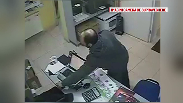 Un fost detinut a vrut sa fure dintr-o firma IT, insa a fost prins cu ajutorul camerelor de securitate. Cine l-a recunoscut
