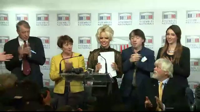 Pamela Anderson militeaza impotriva hranirii fortate a ratelor si gastelor. Discursul tinut de blonda in Parlamentul francez
