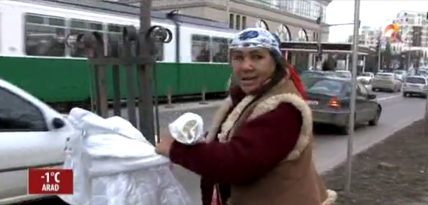 Reactia acestei femei cand e prinsa luand o haina lasata pentru sarmanii care ingheata in frig. "Am multi copii acasa"