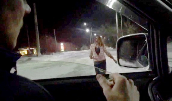 Momente de panica pentru un sofer si prietenul lui. O femeie plina de sange le-a sarit in fata masinii. Ce a urmat. VIDEO