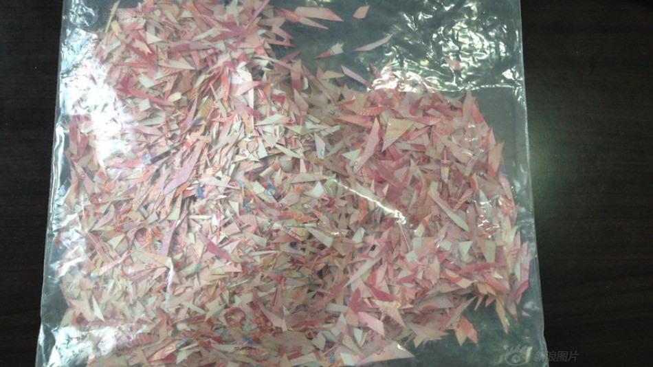 Au stat 3 luni de zile, 17 ore pe zi, ca sa lipeasca aceste hartii. Rezultatul final arata de ce erau atat de disperati