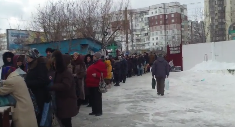 Coada pentru apa sfintita direct de la robinet. Ce a filmat un moldovean in curtea unei biserici din Chisinau