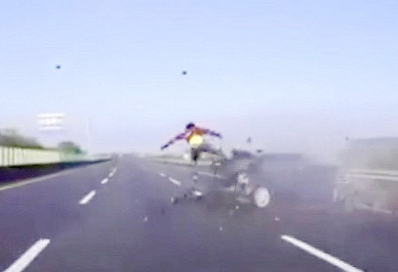 Grav accident filmat pe autostrada. Soferul a murit dupa ce a fost proiectat prin geam, pe asfalt. VIDEO