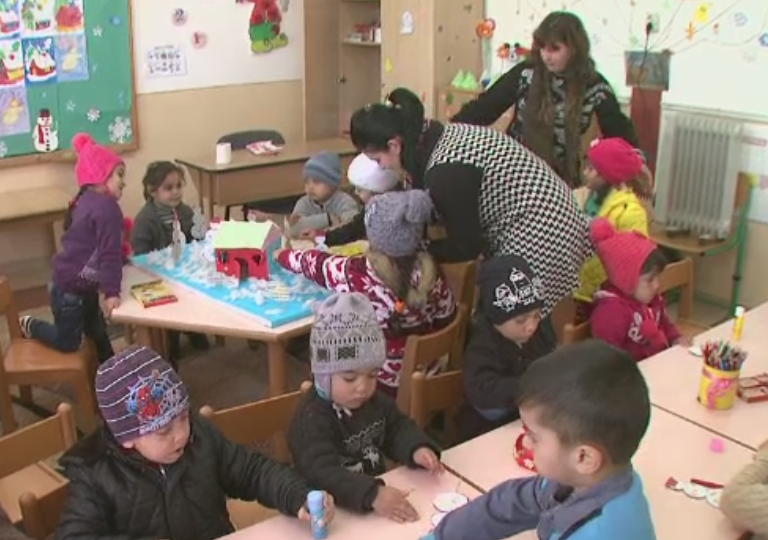 Peste 100.000 de copii vor beneficia de ajutor pentru a merge la gradinita. Tichetele pe care le vor primi familiile nevoiase