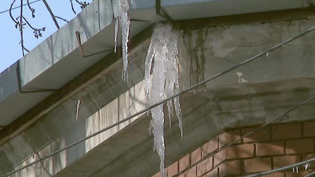 Capcanele de pe strazile Capitalei. Amenzile primite de cei care nu si-au curatat turturii de pe acoperis