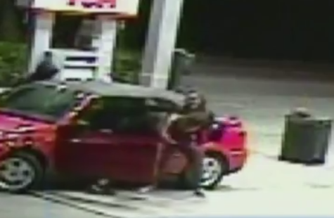 Cum a pus pe fuga doi hoti o femeie care voia sa-si apere copilul din masina. Suspectii au fost arestati