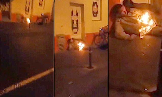 Imagini infioratoare, surprinse pe o strada din Siria. Un barbat arde la propriu, pe strada, fara sa aiba vreo reactie. VIDEO