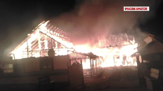 Incendiu puternic intr-o gospodarie din Suceava. Martorii au sarit imediat sa stinga focul, insa n-au avut nicio sansa