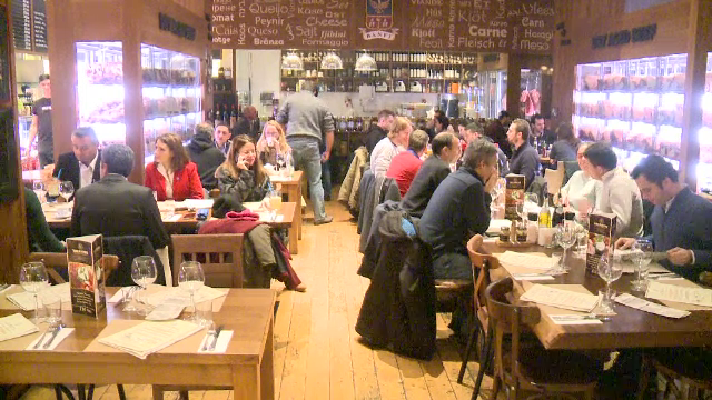 Legea antifumat, in asteptare la Curtea Constitutionala. Ce au observat patronii care au interzis totusi fumatul in localuri