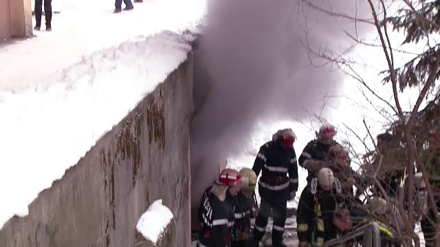Un bloc din Brasov a fost evacuat, dupa ce la subsol a izbucnit un incendiu. Ce au povestit locatarii ca au vazut