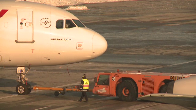 Incident straniu la bordul unui avion American Airlines. Ce a urmat dupa ce mai multi pasageri au simtit miros de ars